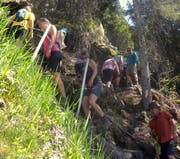 Die Helfer von Pro Pilatus auf dem Weg zum Einsatzort am Pilatus. (Bild: PD)