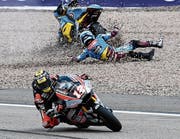 Der Aufreger am GP von Sachsenring: Nach einer Berührung mit Tom Lüthi (vorne) stürzt der Spanier Xavi Vierge. Bild: Filip Singer/Keystone (Hohenstein-Ernstthal, 7. Juli 2019)