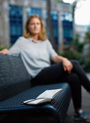 Ihre Agenda erinnert Rahel Hug stets daran, was alles noch Schönes bevorsteht. Doch nicht nur Termine, auch To-Do-Listen oder Beobachtungen haben Platz im Büchlein. Bild: Stefan Kaiser (Zug, 8. Juli 2019)
