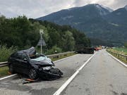 Der 36-Jährige wurde in seinem Auto eingeklemmt und musste von der Feuerwehr geborgen werden. (Bild: Kapo GR)