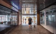 Leere Ladenpassage im Spisermarkt: Links ist das Optikergeschäft bereits wieder ausgezogen, rechts werden noch immer Mieter gesucht. (Bild: Urs Bucher)