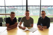 Der neue Spieler Lukas Görtler mit Sportchef Alain Sutter und Matthias Hüppi. (Bild: PD)