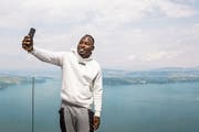 Der Schweizer Sprint-Star Alex Wilson: ein Selfie mit dem Vierwaldstättersee. (Bild: Alexandra Wey/Keystone, Bürgenstock, 8. Juli 2019)
