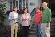 Übergabe der Bitte an Gemeindepräsident Christian Gertsch (links aussen), 5G in der Gemeinde Hemberg zu verhindern: Evelyne Reich, Marcel Recher und Josef Wüllner (von links). (Bild: Cecilia Hess-Lombriser)