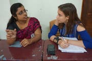 Melanie Büchler aus Kriens im Gespräch mit einer Einheimischen während ihres Aufenthalts in Indien. (Bild: PD/Tommi Mendel)