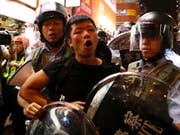 Polizisten in Hongkong führen am Sonntag einen Demonstranten ab. (Bild: KEYSTONE/AP/VINCENT YU)