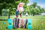 Die neunjährige Noëmi Angehrn und ihr Stecki Saphir. (Bild: Andrea Stalder)