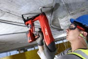 Ein Bauarbeiter mit einen Akkuschrauber von Hilti. Der Konzern ist einer der Eckpfeiler der Liechtensteiner Industrie und Wirtschaft. (Bild: PD)