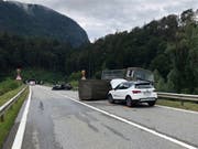 Das Militärfahrzeug kam mit überschlagenem Anhänger zum Stillstand. (Bild: Kapo GR)
