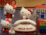 Hello-Kitty-Hersteller Sanrio hat laut der EU-Kommission die grenzüberschreitenden Verkäufe seiner Produkte in der EU behindert. (Bild: KEYSTONE/AP/JEFF CHIU)