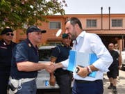 Der italienische Innenminister Matteo Salvini (Mitte) trifft zur Schliessung des Flüchtlingslagers in Mineo auf Sizilien ein. (Bild: KEYSTONE/EPA ANSA/ORIETTA SCARDINO)