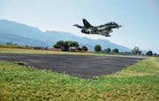 Michael Rädlers elektrisch betriebener Eurofighter absolvierte den Erstflug und landete danach sicher auf dem «Widnau-Airport» des MSFC. Mittlerweile verfügen die meisten Flugmodelle der MSFC-Mitglieder über Elektromotoren. (Bild: Montage/Kurt Latzer)