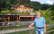 Xaver Haas, Inhaber des Restaurants Jordan, vor der Gaststätte. (Bild: Marion Wannemacher, Sarnen, 8. Juli 2019)