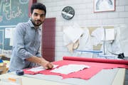 Feras Dabboura (27) hat im Lehratelier in Altdorf verschiedenste Bekleidungsstücke nach Mass gefertigt. (Bild: Boris Bürgisser, 27. Juni 2019)