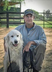 Landwirt und Dokumentarfilmer John Chester mit Hund Todd. Bild: Impuls Pictures