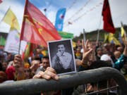 Eine Verurteilung des inhaftierten pro-kurdischen Politikers Selahattin Demirtas wegen einer Aussage im Fernsehen hat gegen das Recht auf freie Meinungsäusserung verstossen. Das hat der Menschenrechtsgerichtshof in Strassburg entschieden. (Bild: KEYSTONE/AP/LEFTERIS PITARAKIS)