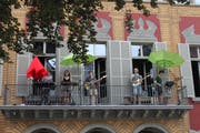 Die Band Colster konnte nur kurz auf dem Balkon des Theaters Uri spielen. (Bild: Markus Zwyssig, Altdorf, 6. Juli 2019)