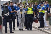 Polizisten räumen die Blockade der Aktivisten vor der UBS am Aeschenplatz in Basel. (Bild: Keystone/Georgios Kefalas)