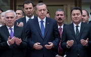 Da war die Welt für den türkischen Präsidenten noch in Ordnung: Im Mai 2015 betete Erdogan (Mitte) mit Ali Babacan (rechts) bei der Eröffnung einer Bank in Istanbul. (Bild: Sedat Suna/Keystone)