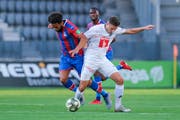 Es war ein enges Spiel zwischen Crystal Palace und dem FC Luzern. Hier sind Andros Townsend (links) und Idriz Voca im Zweikampf. (Bild: Martin Meienberger/Freshfocus, Biel, 9. Juli 2019)