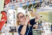 In der Montagehalle ist Celine Dürler (20) am liebsten, denn hier werden die Flieger fertig gebaut. (Bild: Nadia Schärli, Stans, 1. Juli 2019)