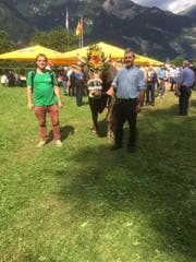 Autor Christian Tschümperlin (links) und Stier-Besitzer Hermann Imlig (rechts) mit dem Stier "Maestro" am Innerschweizerischen Schwingfest 2019 Flüelen. (Bild: PD)