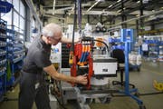 Auch ältere Arbeitslose profitierten im Juni von der guten Konjunktur. (Bild: Keystone/Christian Beutler)