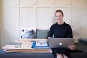 Auch wenn Doris Büchel für gewisse Arbeiten den Laptop nimmt, bleibt sie dem Papier treu. (Bild: Urs Bucher)