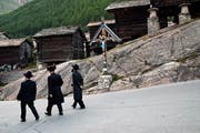 Strenggläubige Juden fallen durch ihre Kleidung auf und besuchen gerne Bergdörfer wie Saas-Fee VS. (Bild: Danuta Hyniewska/Prisma)