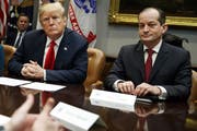 Alexander Acosta (rechts) hat Epstein zu einem Superdeal verholfen. (Bild: AP)