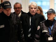 Der französische Geschäftsmann Bernard Tapie ist in der Adida-Affäre freigesprochen worden. (Bild: KEYSTONE/EPA/CHRISTOPHE PETIT TESSON)