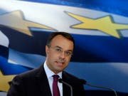 Der neue griechische Finanzminister Christos Staikouras und seine Regierungskollegen sind vereidigt worden. (Bild: KEYSTONE/AP/THANASSIS STAVRAKIS)