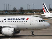 Öko-Steuer auf Flugtickets: Für Flüge, die in Frankreich starten, sollen ab kommendem Jahr je nach Klasse und Flugziel 1,50 Euro bis 18 Euro fällig werden. (Bild: KEYSTONE/AP/CHRISTOPHE ENA)