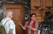 Klara Niederberger (Mitte) erklärt Interessierten historische Orte in Stans – hier in der Pfarrkirche. (Bild: Sepp Odermatt, 8. Juli 2019)