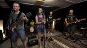 Die Band bei einer Probe links: Roger Furrer, Benno Mauri, Petra Kobel, Heinz Ziegler und Dani Zgraggen.Bild: Urs Hanhart (Altdorf, 29. 6. 19)