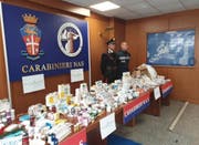 Italienische Polizisten mit sichergestelltem Doping. (Bild: KEY)