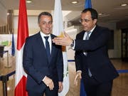 Besuch in Nikosia: Aussenminister Ignazio Cassis (links) beim Empfang durch seinen Amtskollegen Nikos Christodoulides im Aussenministerium. (Bild: KEYSTONE/EPA/KATIA CHRISTODOULOU)