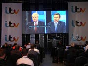 Journalisten verfolgen die Debatte zwischen Boris Johnson (links auf dem Grossbildschirm) und Widersacher Jeremy Hunt. (Bild: KEYSTONE/AP PA/STEFAN ROUSSEAU)