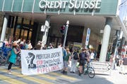 Am Dienstag protestierten Klima-Aktivisten in Basel erneut vor der Credit Suisse. (Bild: Kenneth Nars)
