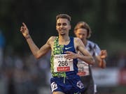 Julien Wanders verliert das Lachen im Rennen über 3000 m nicht (Bild: KEYSTONE/URS FLUEELER)