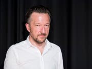 «Ein Engelskuss», sagt Lukas Bärfuss zu seiner Ernennung zum Georg-Büchner-Preisträger. (KEYSTONE/Anthony Anex) (Bild: KEYSTONE/ANTHONY ANEX)