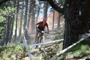 Linda Indergand in einer Waldpassage. (Bild: Roland Jauch, Andorra, 7. Juli 2019)