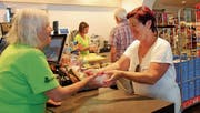 Jetzt gehen die letzten Schweizer Erdbeeren über den Ladentisch, so wie hier im «Go Poschta» in Widnau. (Bild: Ronja Zellweger)