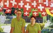 Auch EVRB-Präsidentin Patrizia Baumgartner und Vorstandsmitglied Michael Wehrli stehen unter dem «Schweizer Himmel» an der Bundesfeier helfend bereit. (Bild: Hansruedi Rohrer)