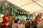 Das Duo Gmünder unterhält die Festgemeinde. (Bild: Trudi Krieg)