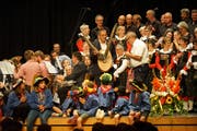 Valsots Gemeindepräsident Victor Peer (rechts) überreicht Wolfgang Giella (links) ein Steinbockgeweih. (Bilder: Sandro Büchler (Gossau, 31. Juli 2019))