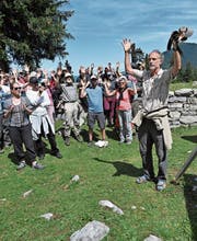 Sozusagen als Landammann der 1. Nationalen Landsgemeinde fürs Klima amtierte der Umweltschutzarzt Toni Reichmuth (im Vordergrund).Bild: Romano Cuonz (Älggialp, 1. August 2019)