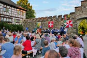 Das Schloss Mammertshofen gab die Kulisse für die Bundesfeier in Roggwil ab. (Bild: Max Eichenberger)