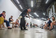 Das Publikum säumt den englischen Geiger David Sontòn Caflisch wie eine Allee. (Bild: Dominik Wunderli, Kunsthalle Luzern, 30. Juli 2019)
