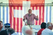 Wie man ihn kennt: Hausi Leutenegger hält in Tobel die Festrede zum Nationalfeiertag. (Bild: Olaf Kühne)